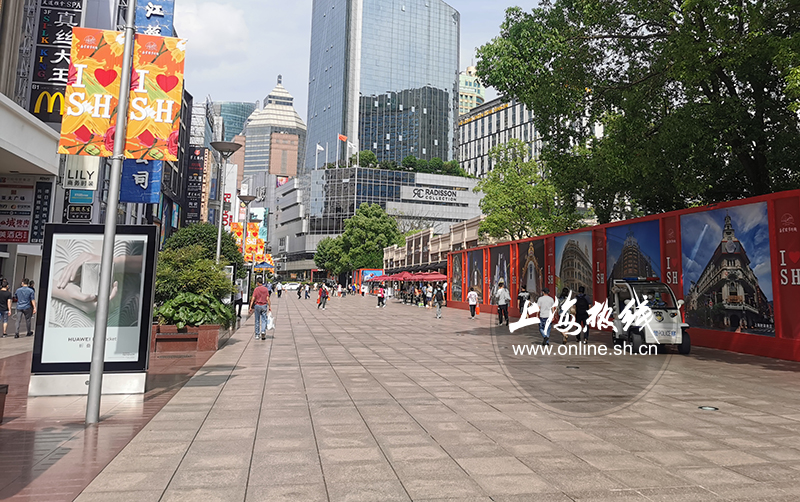 解封一周 上海第一商业街人气如何 竟排起了长队
