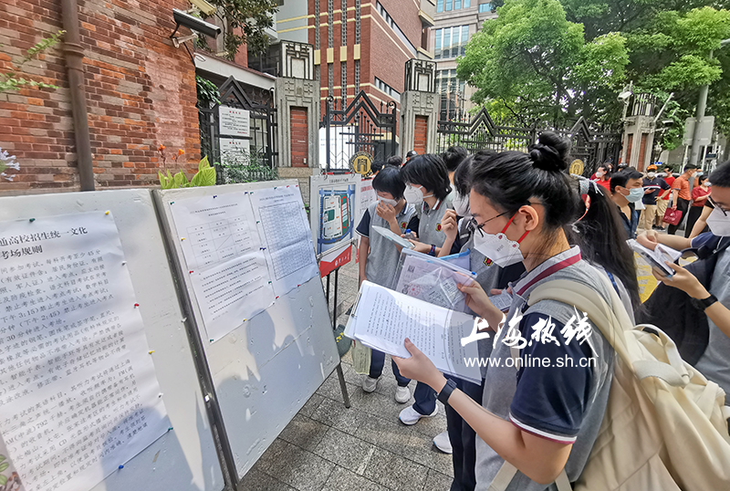 38度高温！上海史上最“火热”高考开考 家长校外焦急等待