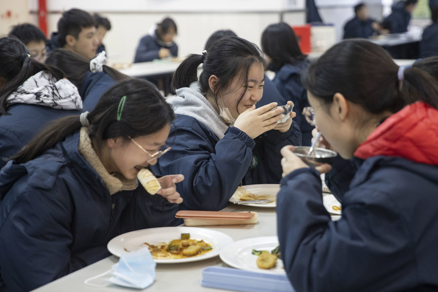 中学午餐探索“按需取餐”新方式，学生满意吗？——上海热线侬好频道