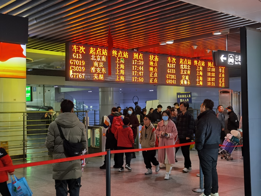 重复安检效率低！返城高峰，上海两个火车站换乘地铁排长队，安检要花10分钟——上海热线侬好频道