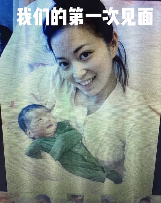 说明: 麻伊琳晒自己和儿子一岁的照片，和从小到大的成长照！母子俩幸福满满