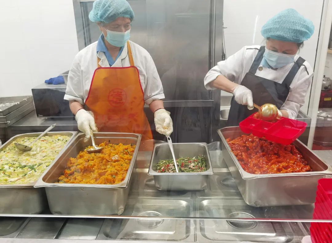 宝山这个社区食堂送餐上门,让老年人夏日用餐更方便、更安心——上海热线侬好频道
