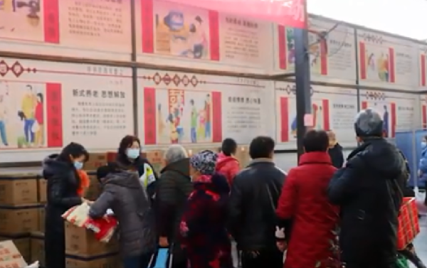 羡慕!别人社区发的年终奖:10斤猪肉、10斤大米、10斤油